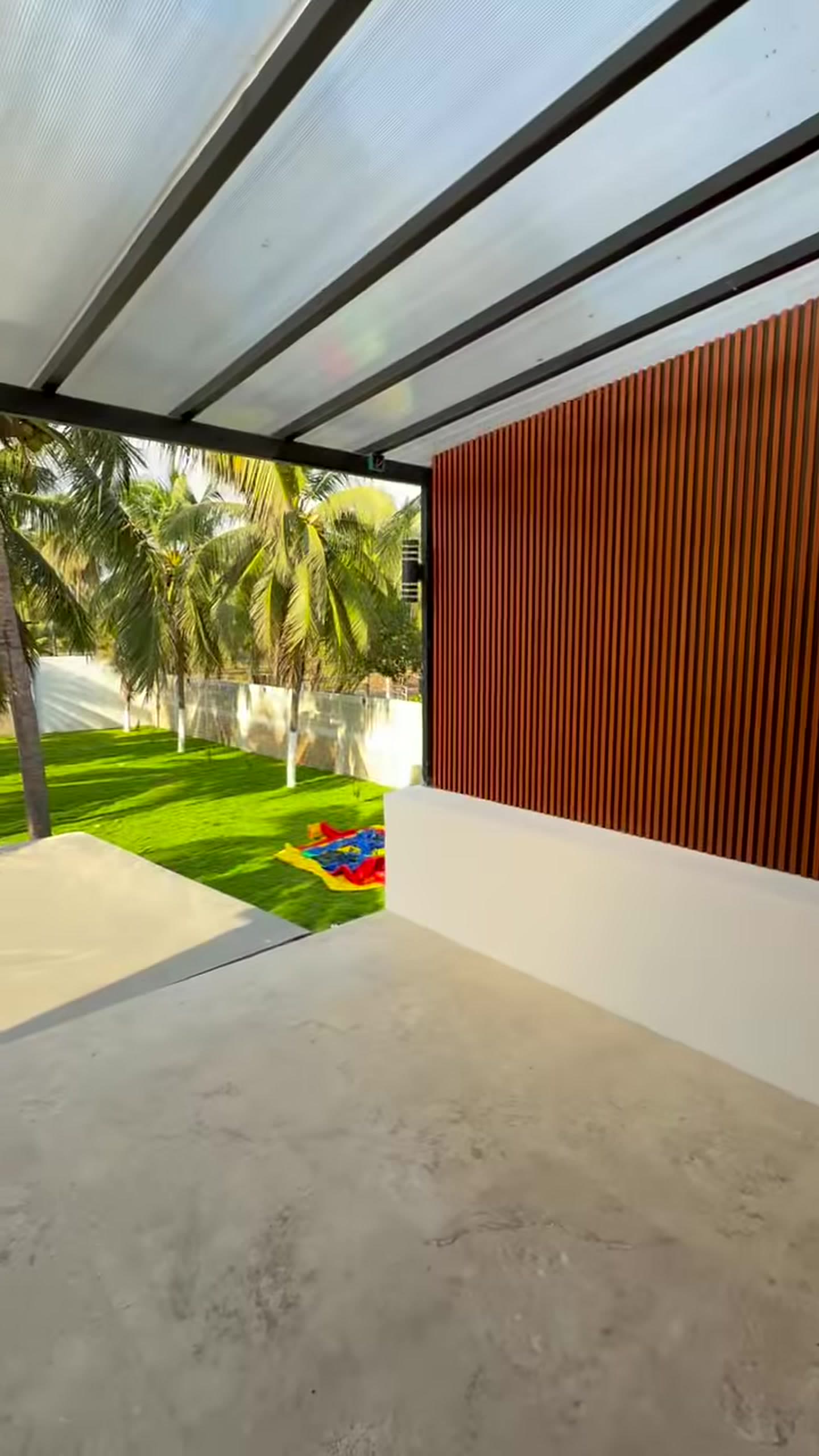 Jardín con palmeras dentro de Quinta Felisa Villas