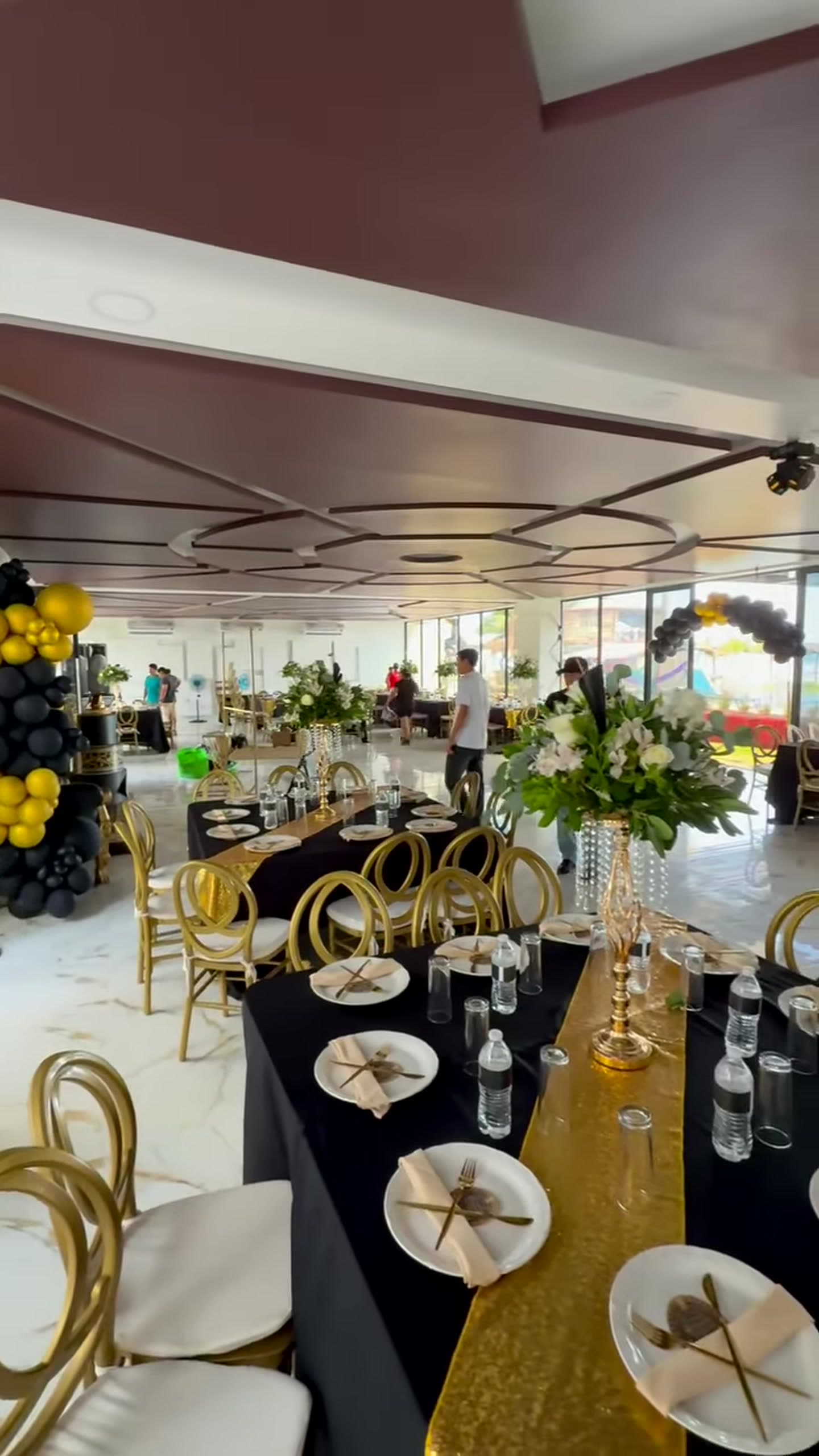 Montaje de evento con mesas decoradas